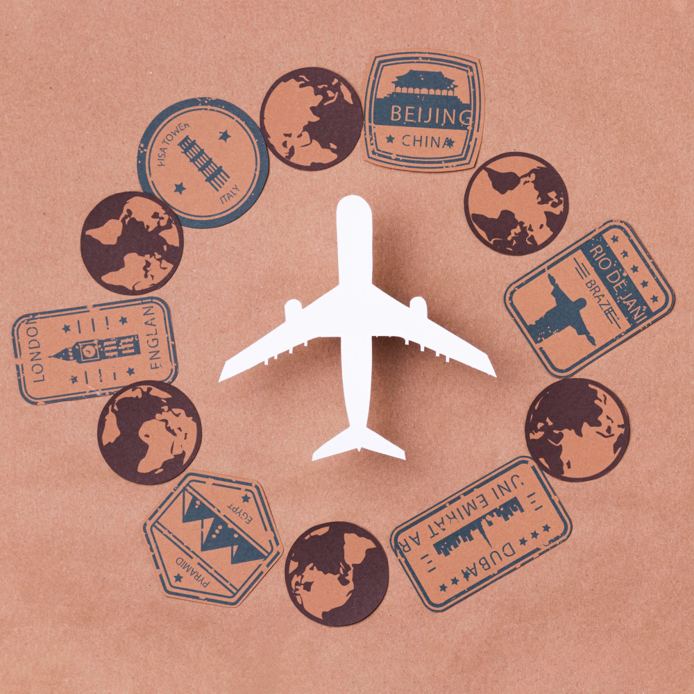 A imagem contém um avião branco ao centro, um fundo em papel pardo e com diversos destinos desenhados no papel.