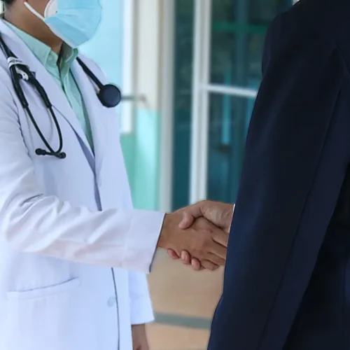 Atestado médico falso? Entenda as consequências e seus direitos